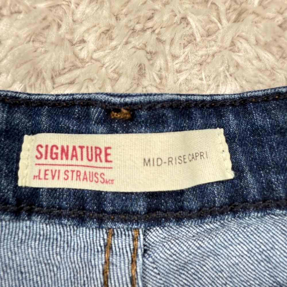 Signature Levi Strauss Mid-Rise Capri Jeans Women's 14 Dark Wash Denim Casual - Picture 4 of 12